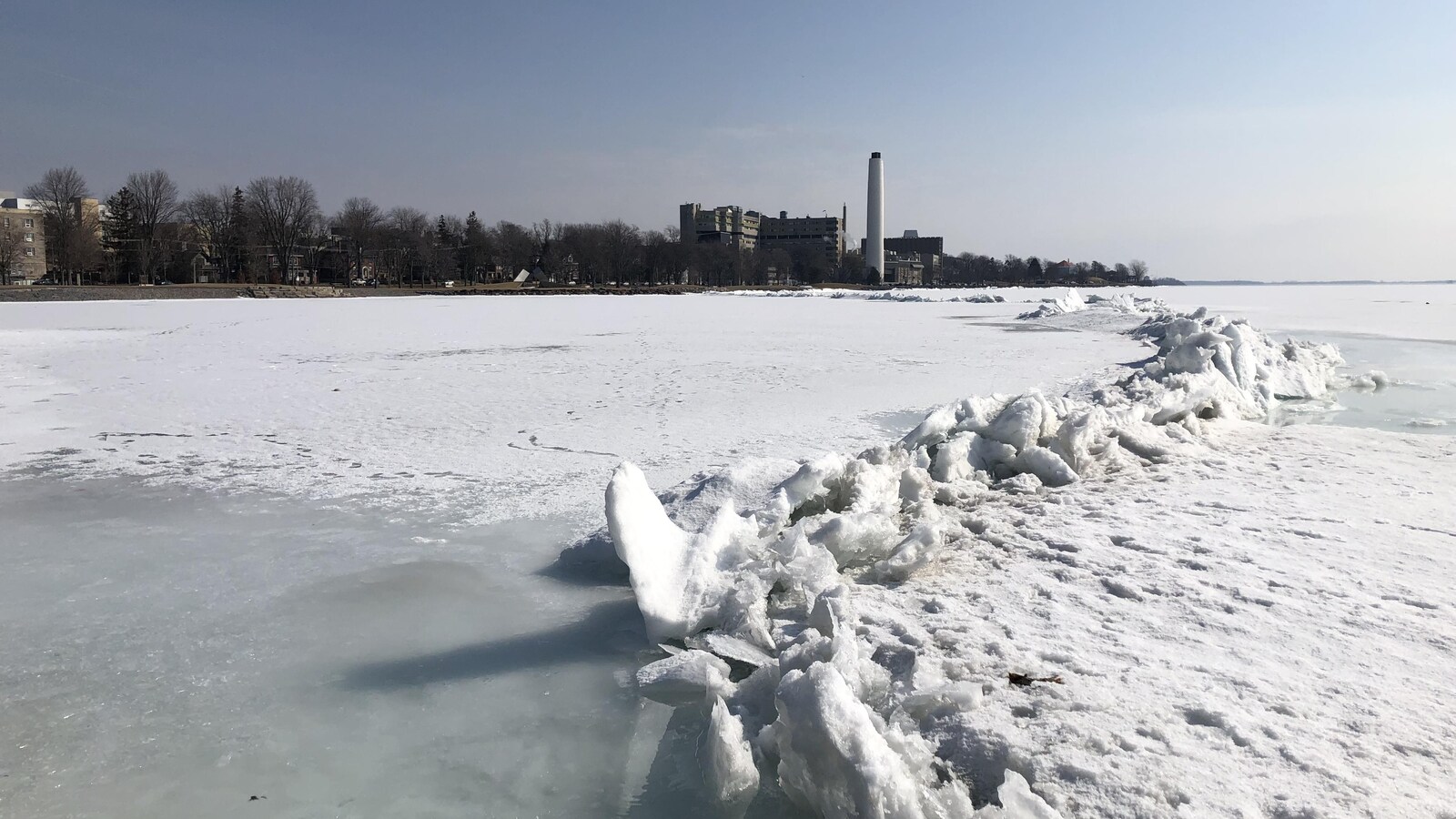 On y voit un amas de glace fracturée causé par la pression du courant sur la surface gelée.