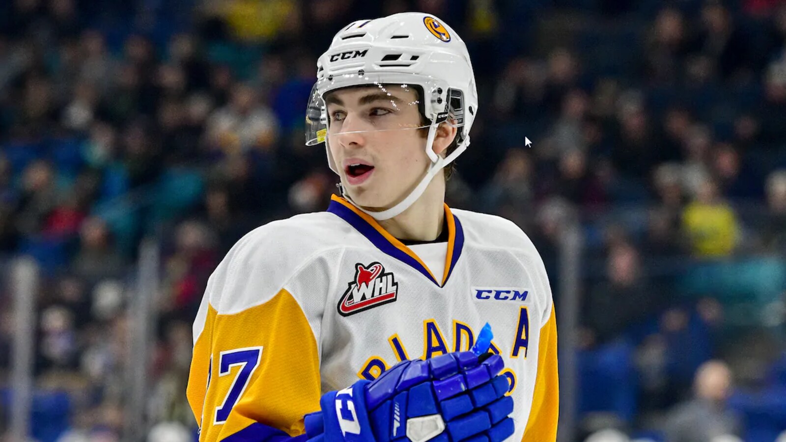 Un joueur de hockey qui porte les couleurs des Blades de Saskatoon
