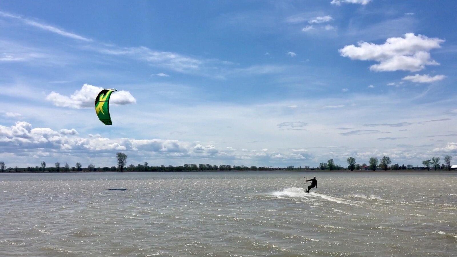 Ce surfeur cerf-voliste est sur un champ inondé par le lac Saint-Pierre.