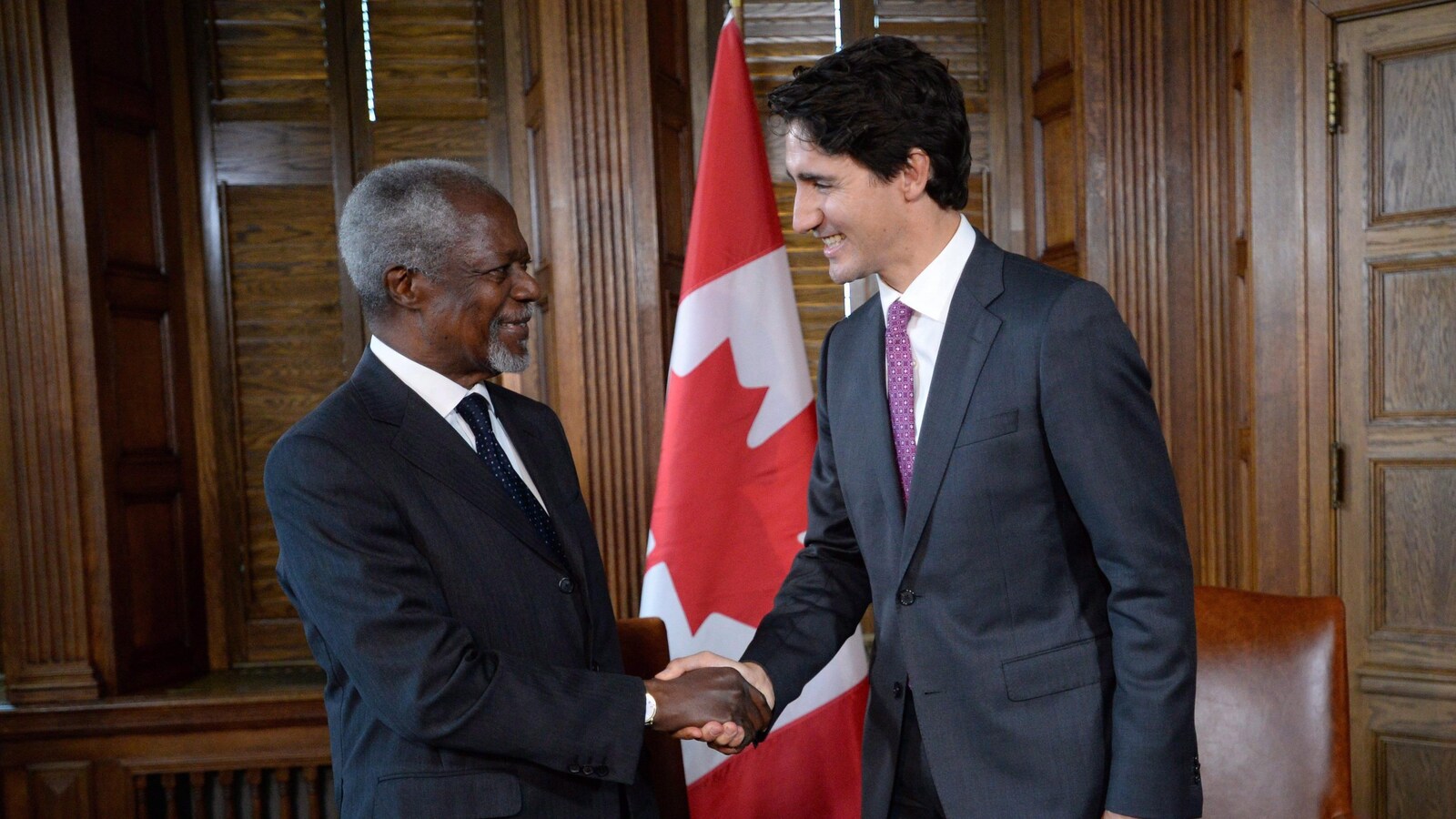 Kofi Annan serrant la main de Justin Trudeau dans le bureau du premier ministre à Ottawa.