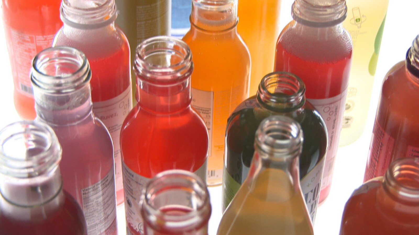 Des bouteilles de kombucha de différentes couleurs.