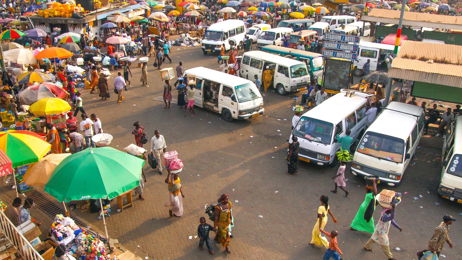 Vue de haut du marché de Kumasi.