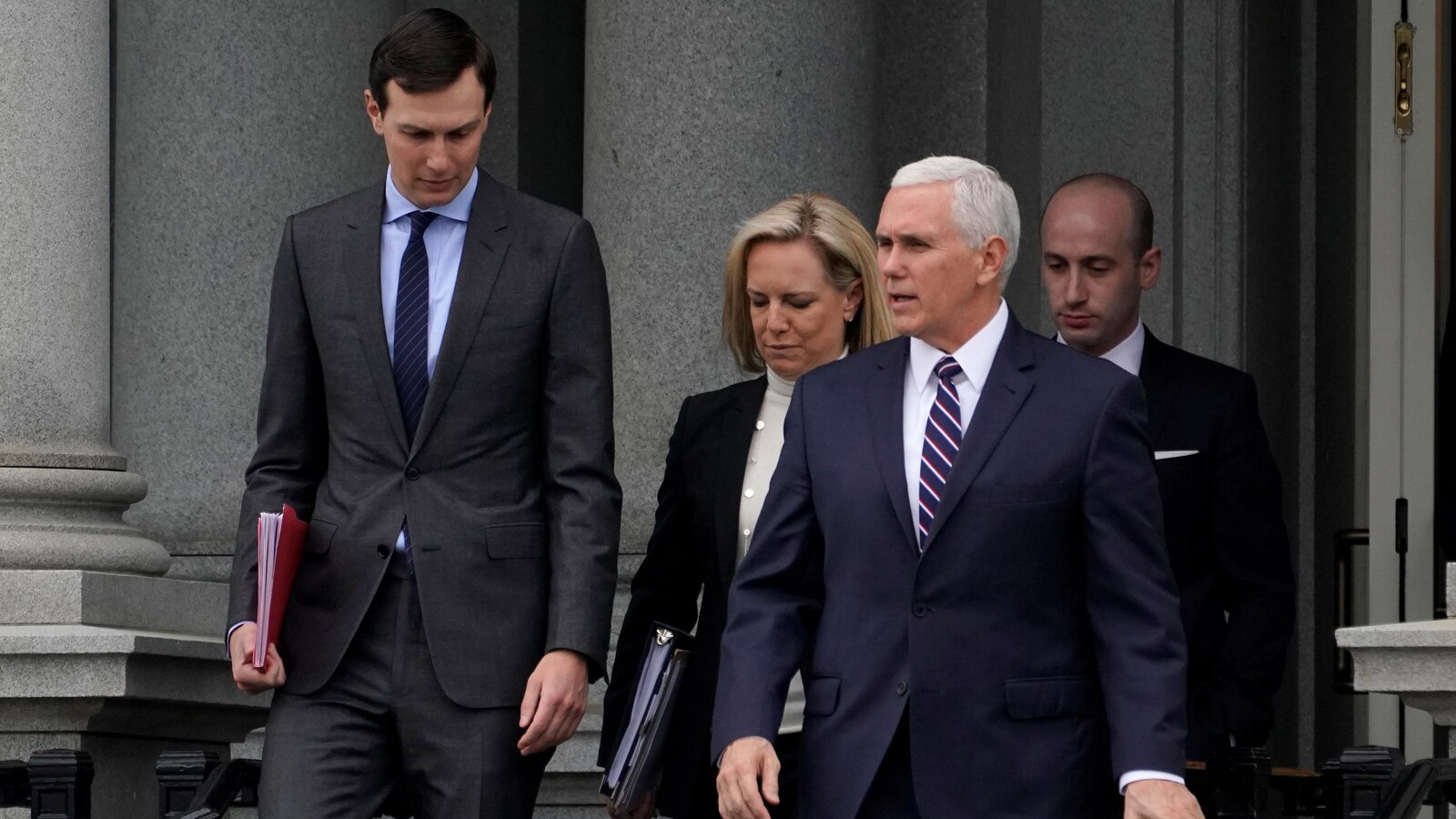 Jared Kushner, conseiller principal à la Maison-Blanche, Kirstjen Nielsen, secrétaire à la Sécurité intérieure, Mike Pence, vice-président des États-Unis, et Stephen Miller, conseiller principal à la Maison-Blanche, se rendent à pied à l'aile ouest avant une réunion avec le personnel du Congrès sur la fin de la fermeture partielle du gouvernement, le 5 janvier 2019, à Washington.