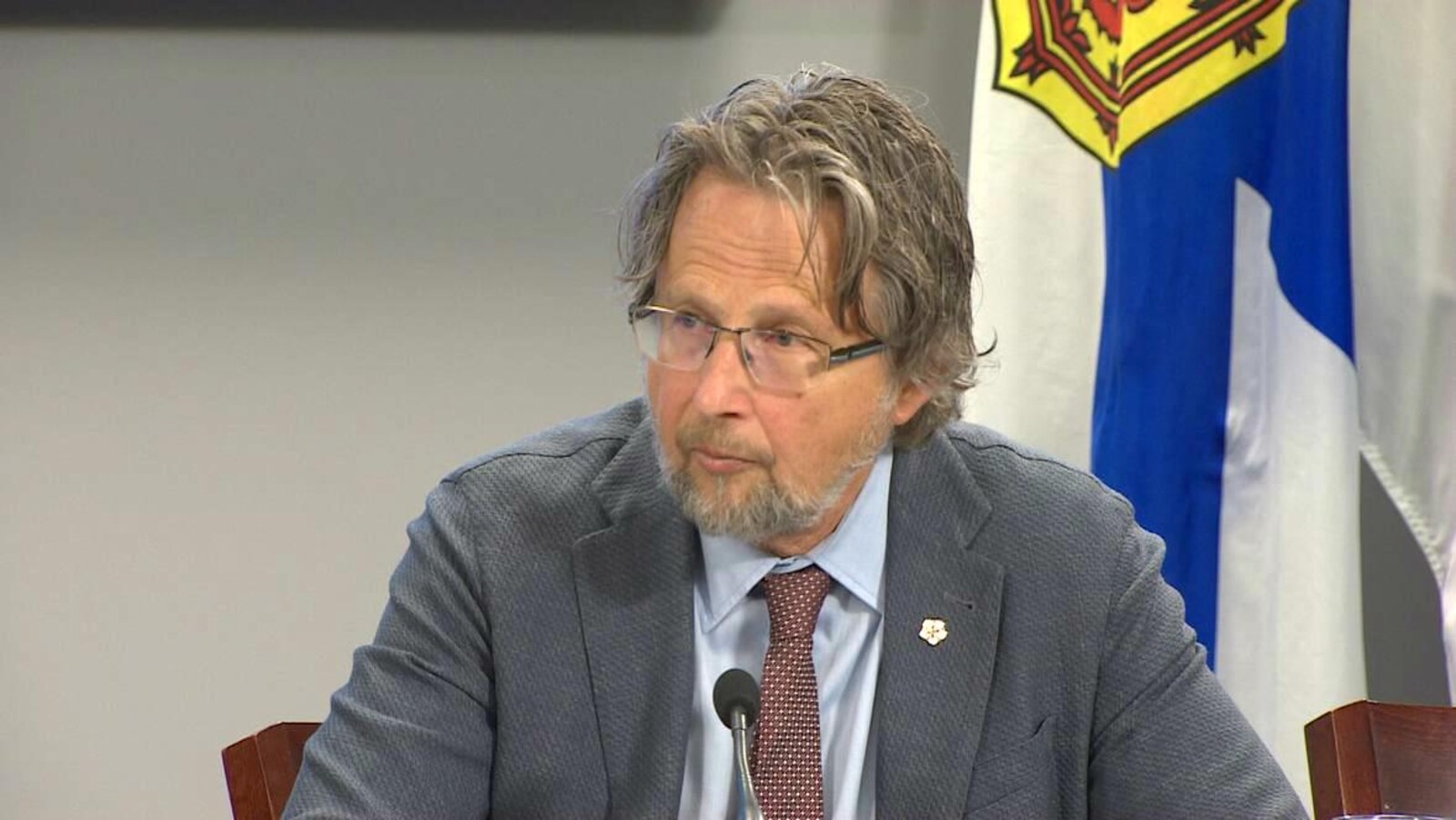Le Dr Stanley Kutcher donne une conférence de presse.