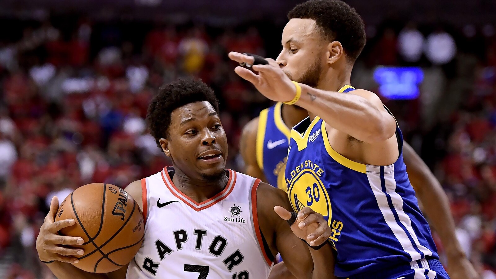 Kyle Lowry joue au basketball avec Stephen Curry.