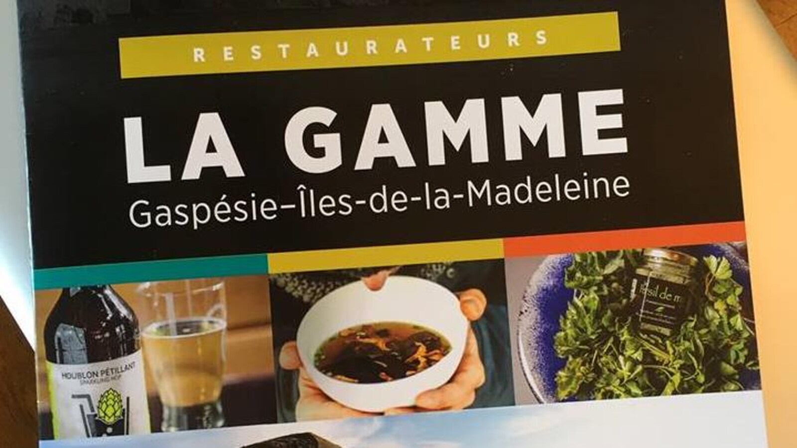 Une couverture de magazine d'alimentation. On y voit une bouteille de bière, un bol et une salade.