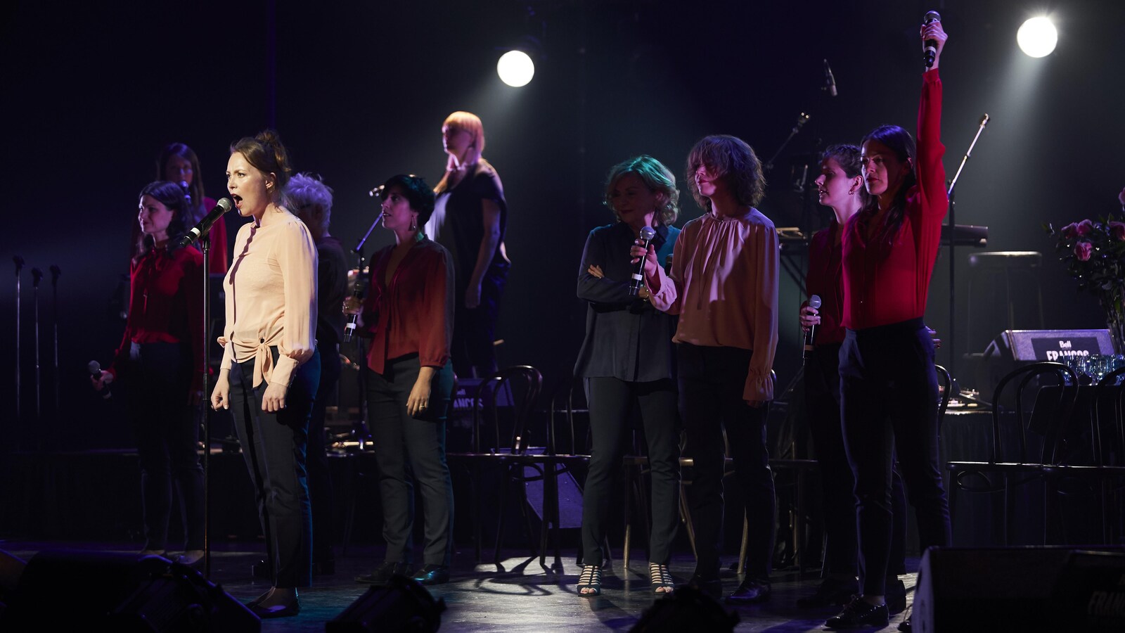 Quatorze artistes féminines (comédiennes, chanteuses, musiciennes) de diverses générations ont participé au spectacle La renarde, sur les traces de Pauline Julien.