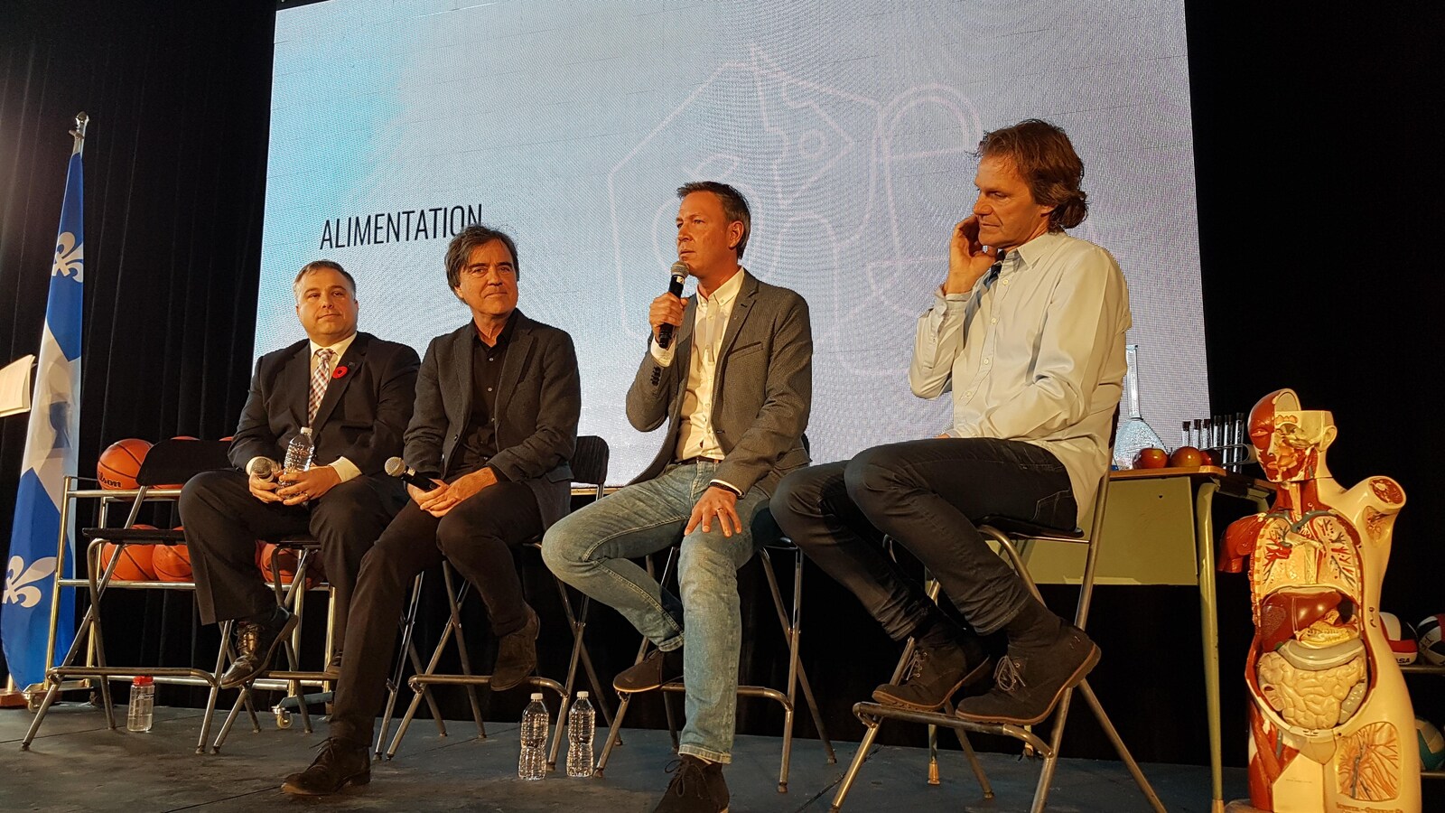 L'architecte Pierre Thibault, le chef Ricardo Larrivée et le triathlète Pierre Lavoie présentent leur projet Lab-École en compagnie du ministre de l'Éducation, Sébastien Proulx.