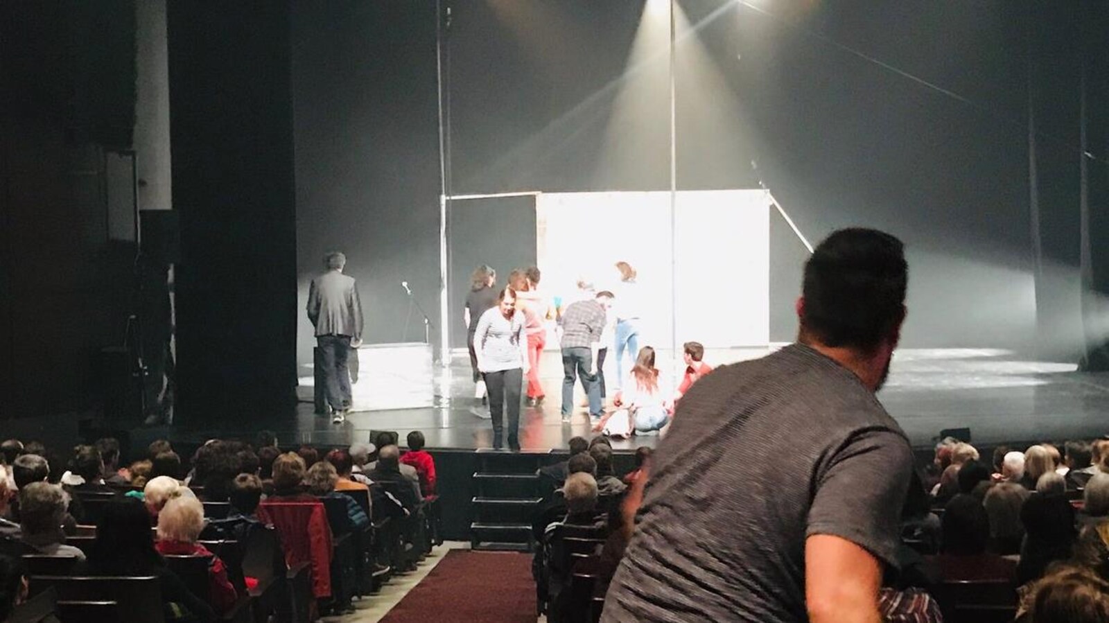 Un attroupement sur une scène de spectacle.