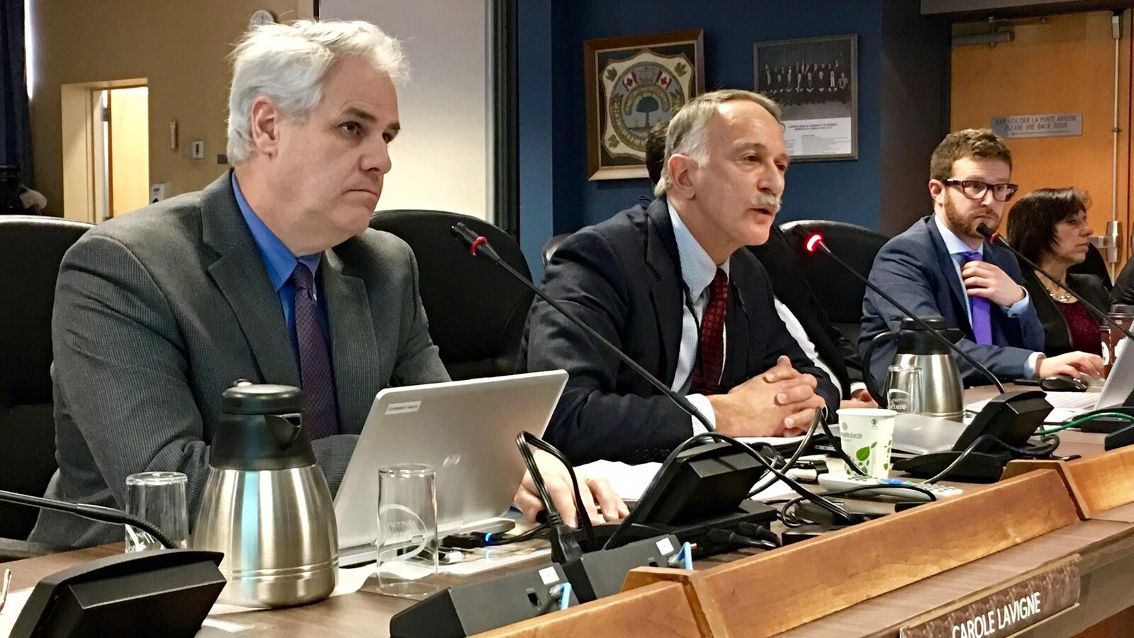 Au centre, Mark Lesinski, président et chef de la direction des
Laboratoires Nucléaires Canadiens