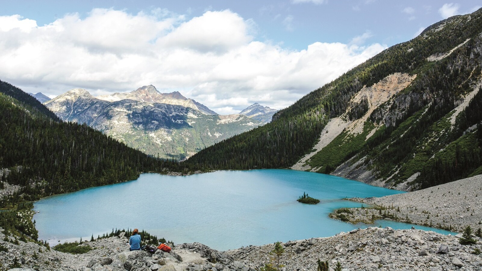 Un lac bleu entre les montagnes.