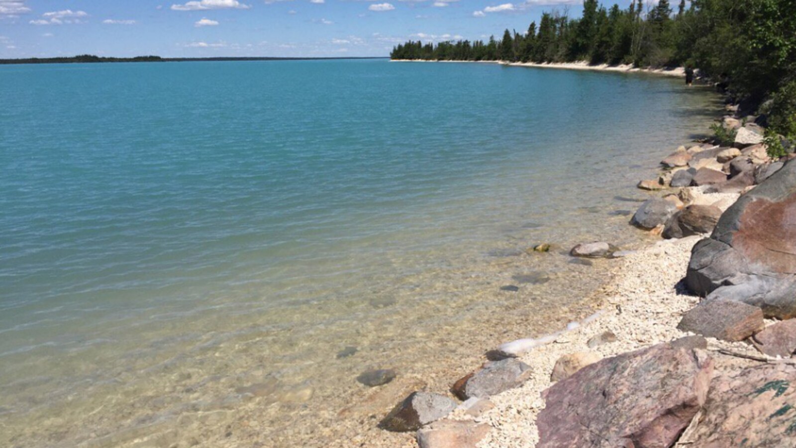 Un lac aux couleurs turqouise.