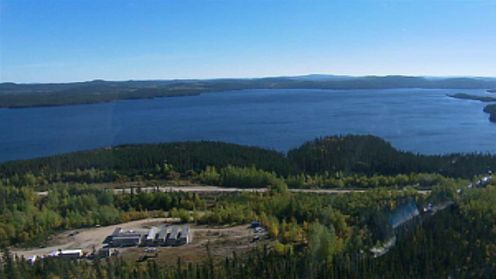 Vue aérienne du lac à Paul et du site projeté de la mine d'Arianne Phosphate