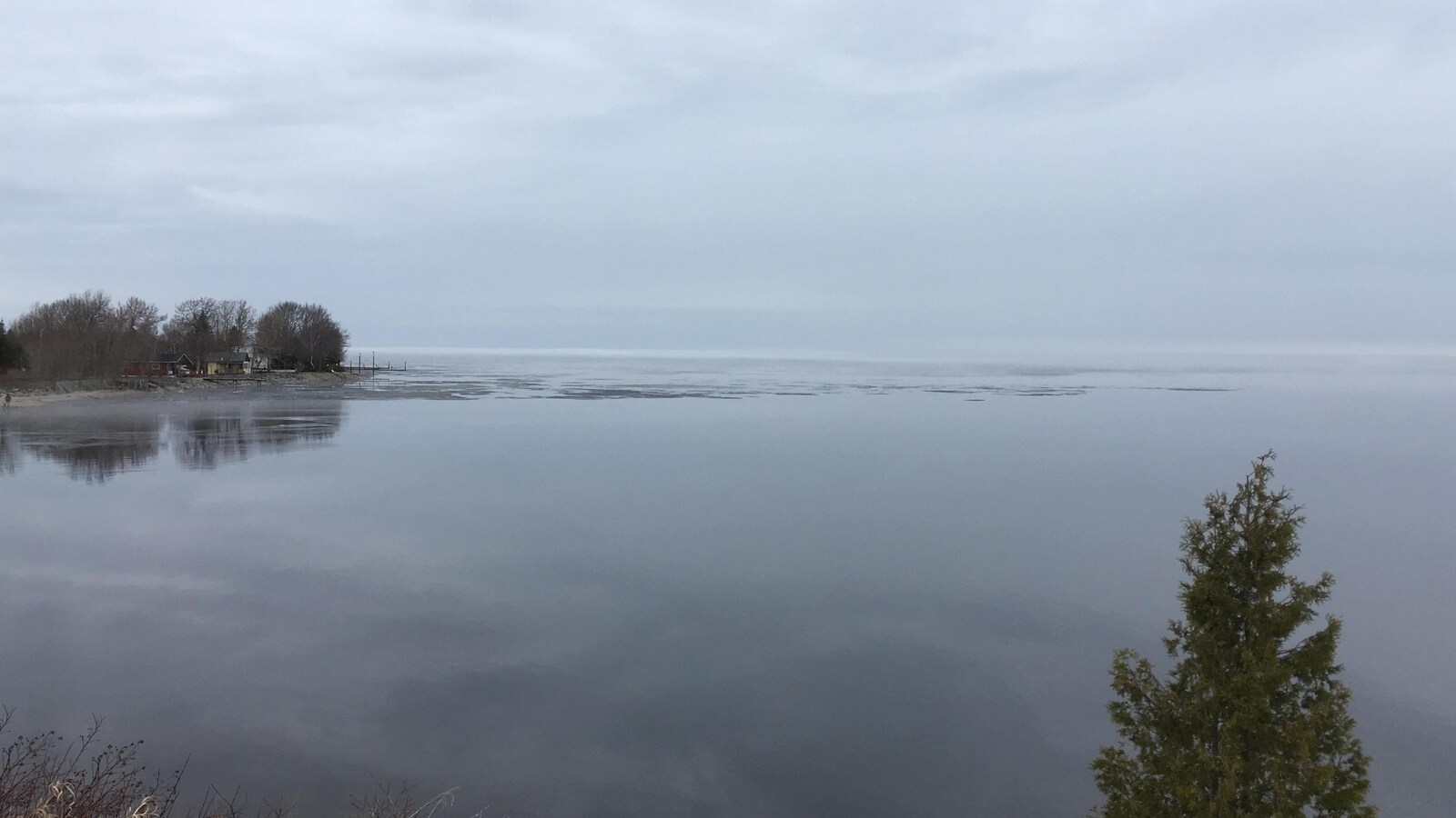 Le lac Saint-Jean est bordé de quelques arbres.