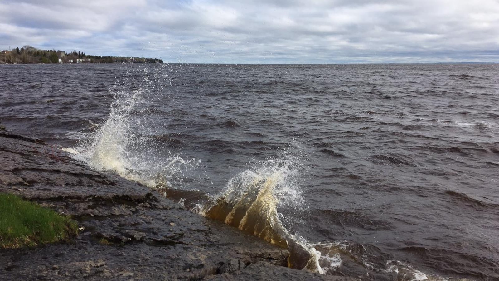 Des vagues sur le lac Saint-Jean