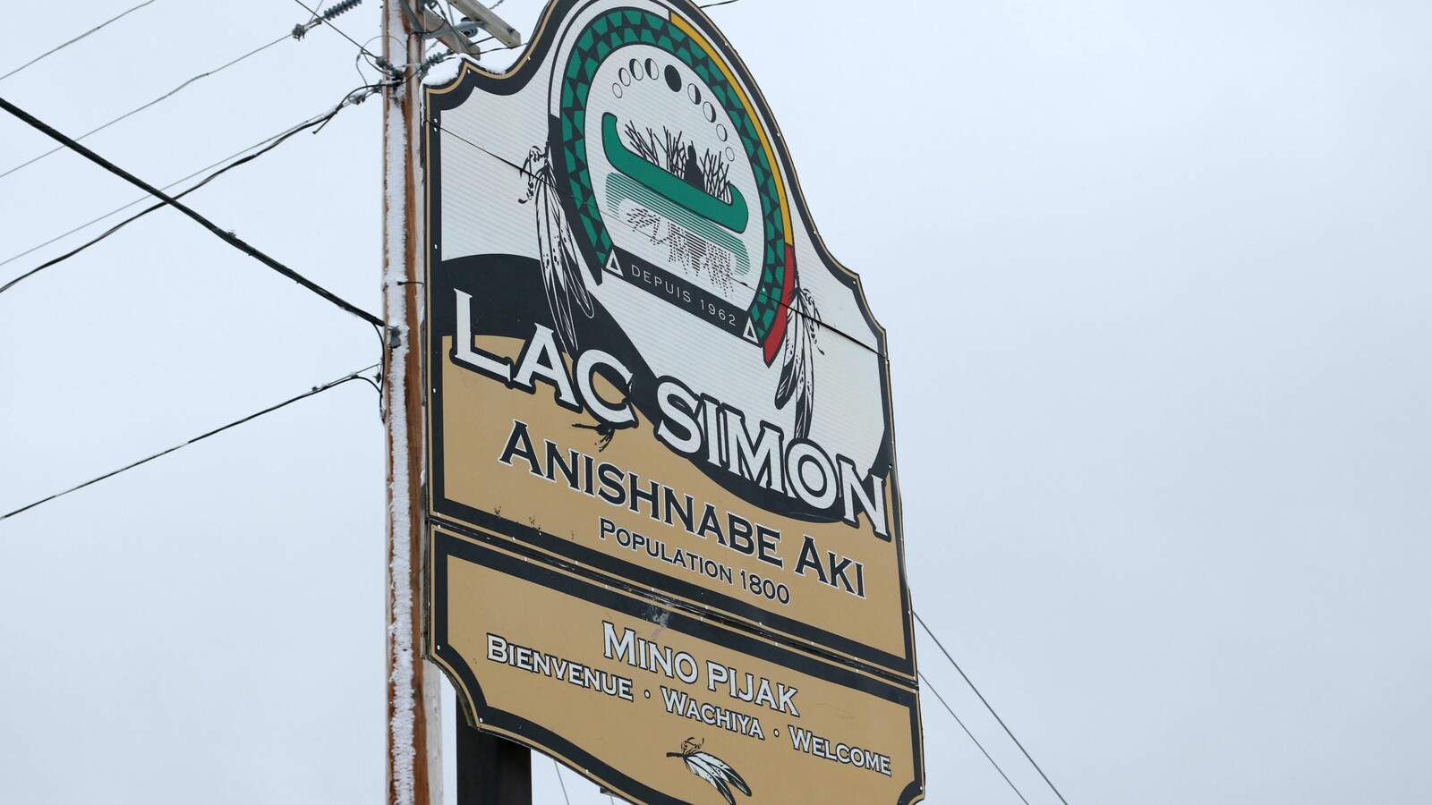 Une affiche à l'entrée de la communauté autochtone de Lac-Simon, en Abitibi-Témiscamingue.