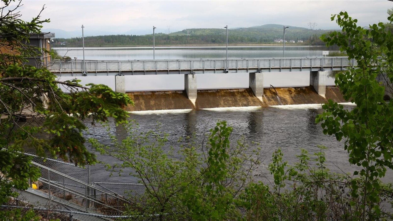 Le barrage du bassin versant du lac Saint-Charles photographié de jour, en été.