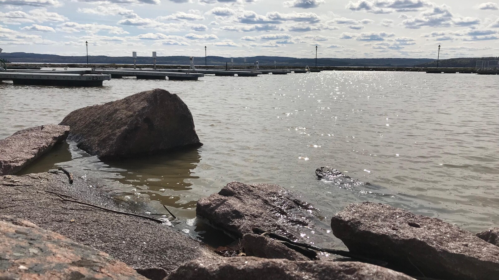Un lac dont le niveau commence à baisser.
