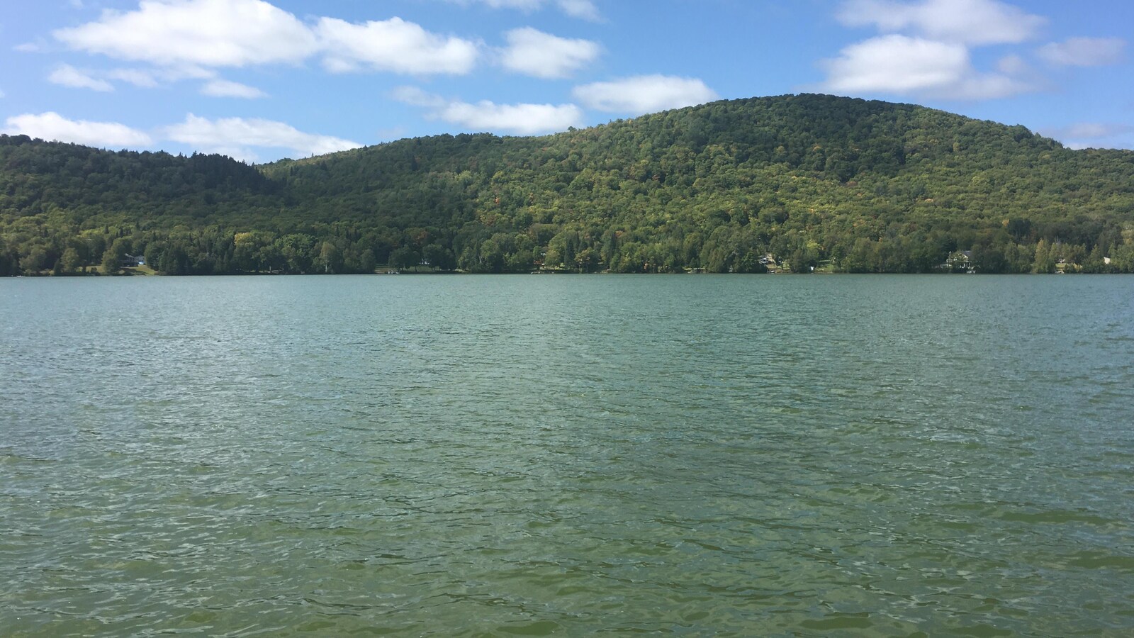 Le lac Unique entouré de montagnes