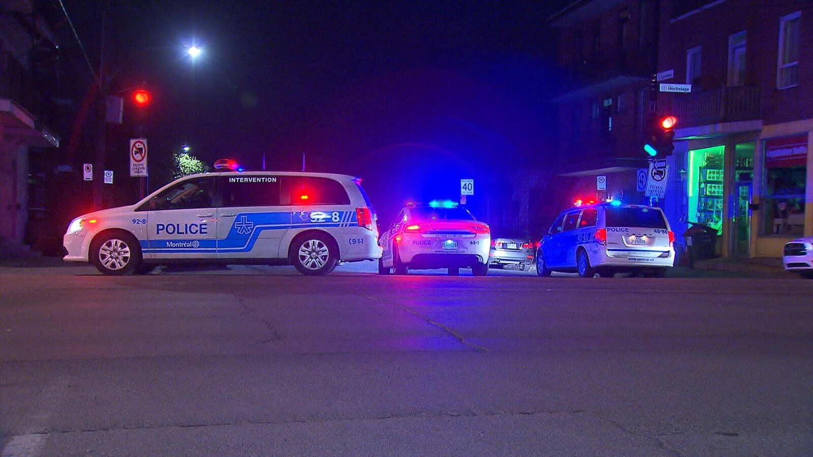 Des voitures de police dans la rue.