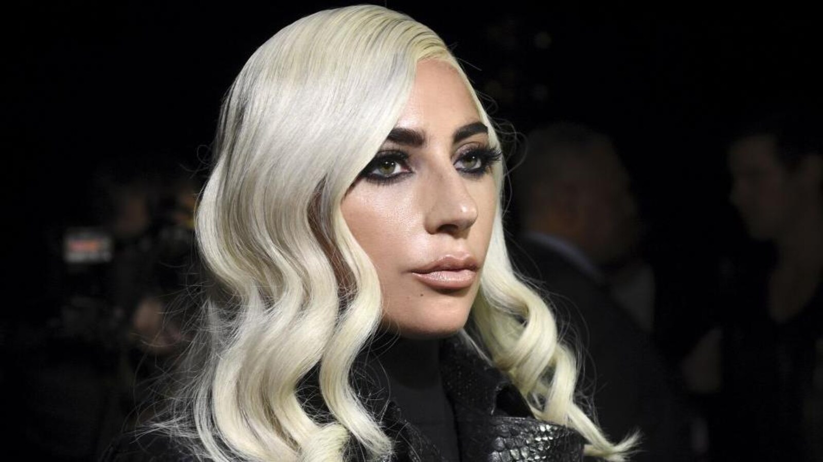 Portrait de Lady Gaga les cheveux blonds platine. 