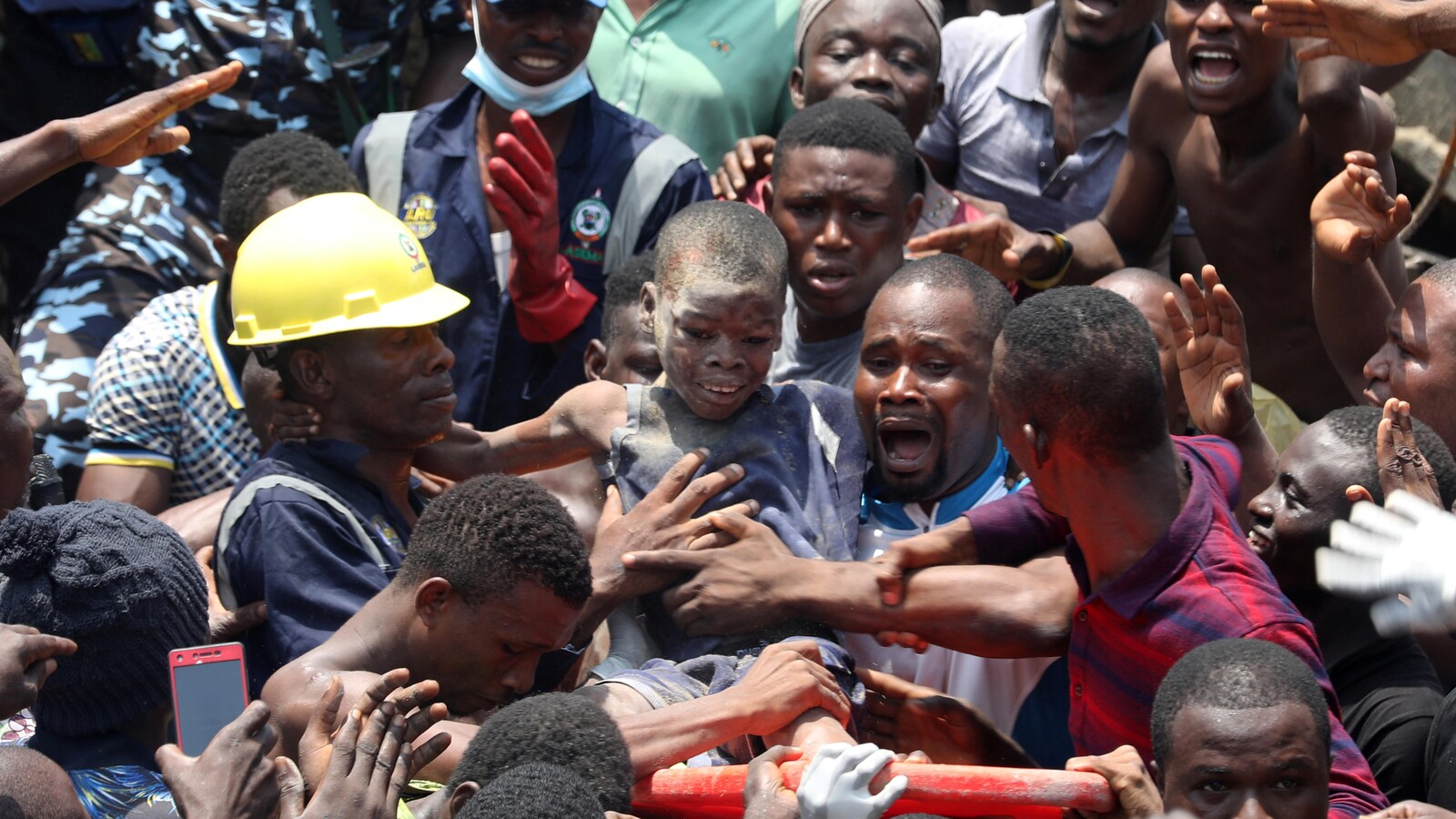 Un immeuble s'effondre à Lagos, des enfants pris au piège — Nigeria Un immeuble s'effondre à Lagos, des enfants pris au piège — Nigeria