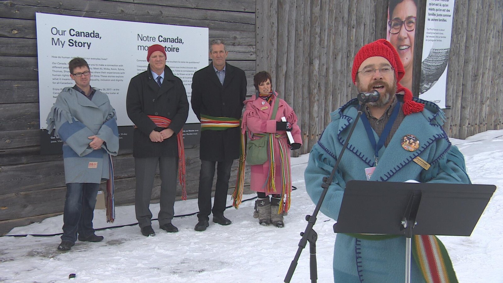Mathieu Allard, John Young, Brian Pallister, Ginette Lavack Walters et Simon Normandeau lors d'une conférence de presse au fort Gibraltar