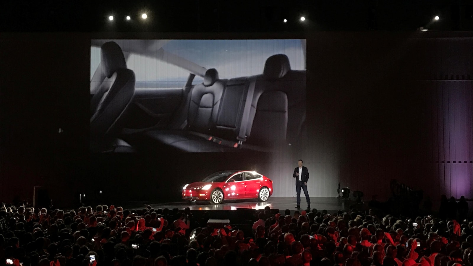 Le président de Tesla, Elon Musk, présente le nouveau Modèle 3 devant des milliers de spectateurs.