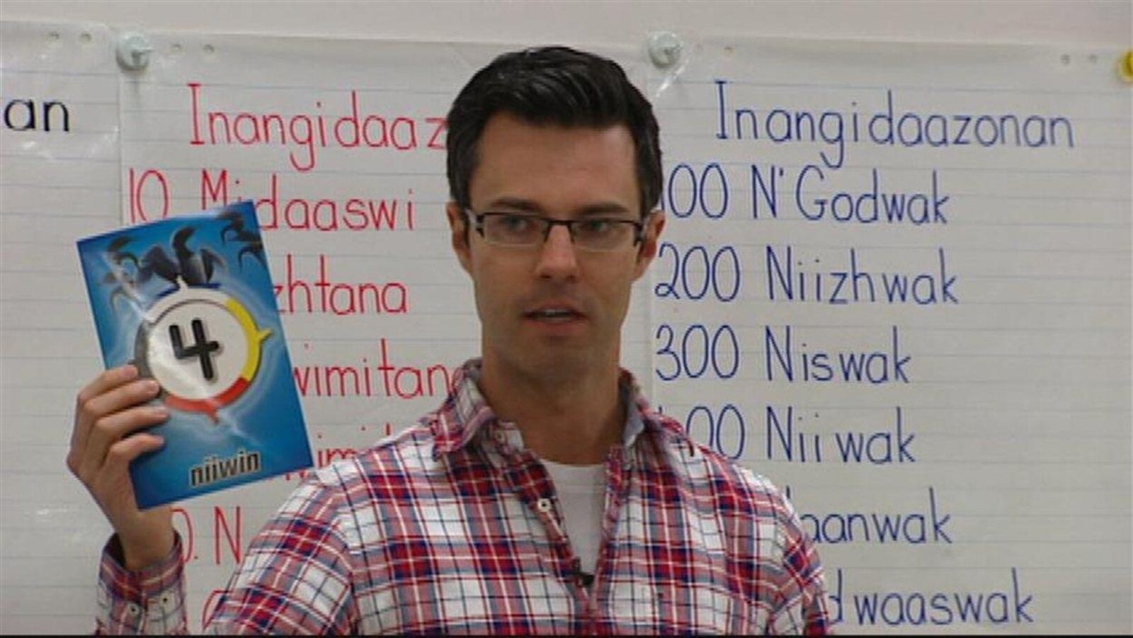 David Costello enseigne l'ojibwé à des élèves de cinquième année de l'École Ralph Brown à Winnipeg.