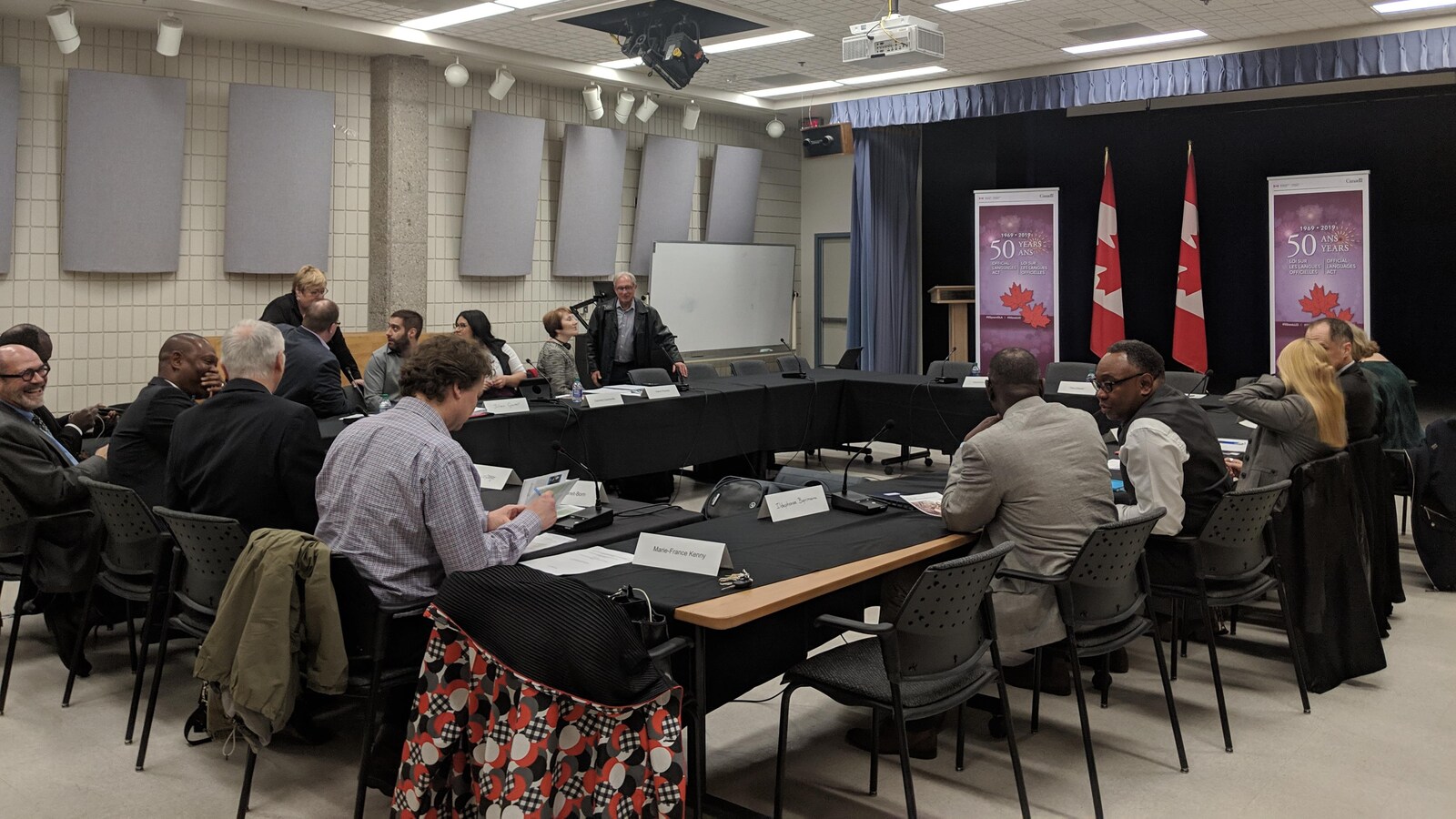 Des représentants de différents organismes fransaskois discutent et sont assis à une table à La Cité.