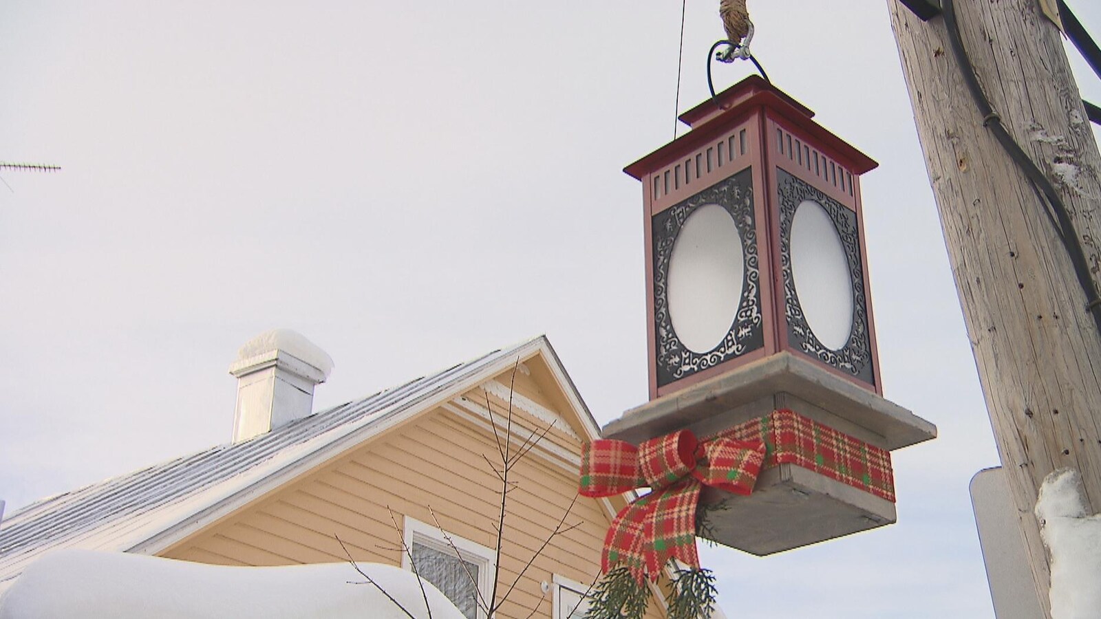 Une lanterne ornée d'une boucle de Noël