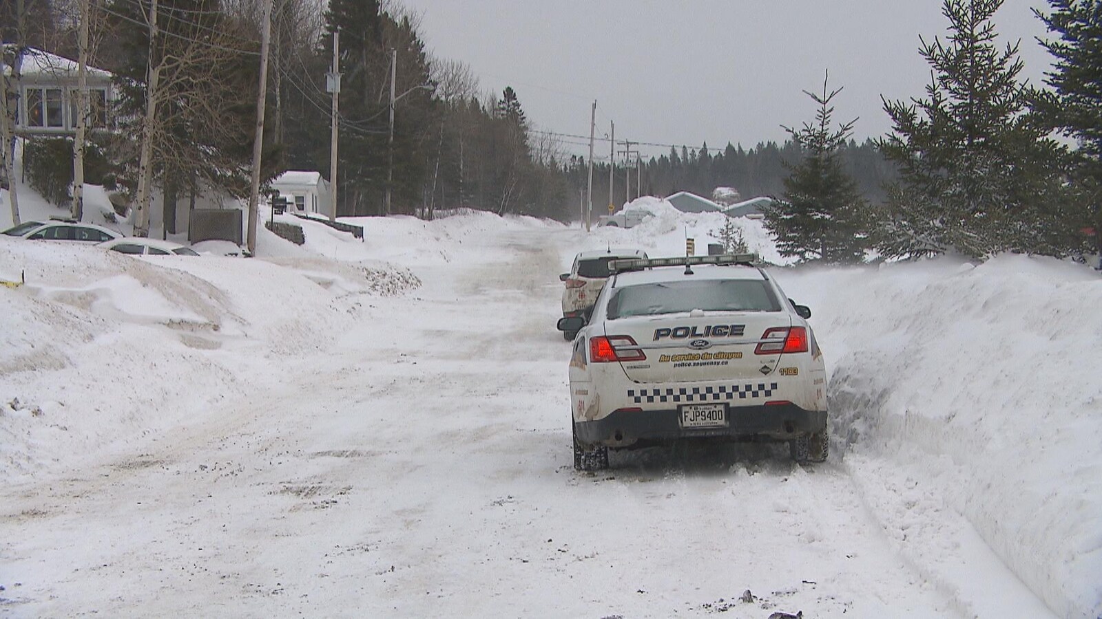 Le derrière d'une voiture de police.