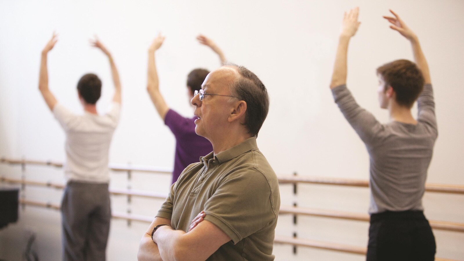 Lawrence Rhodes, dans une salle de répétition devant trois danseurs de ballet.