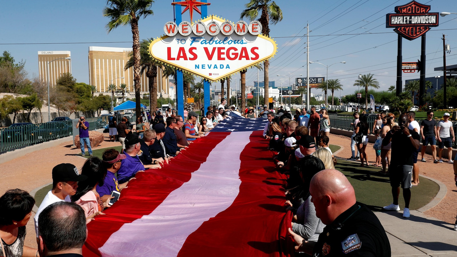 Déploiement d'un drapeau américain en hommage aux 58 morts et près de 500 blessés de la fusillade du 1er octobre 2017.