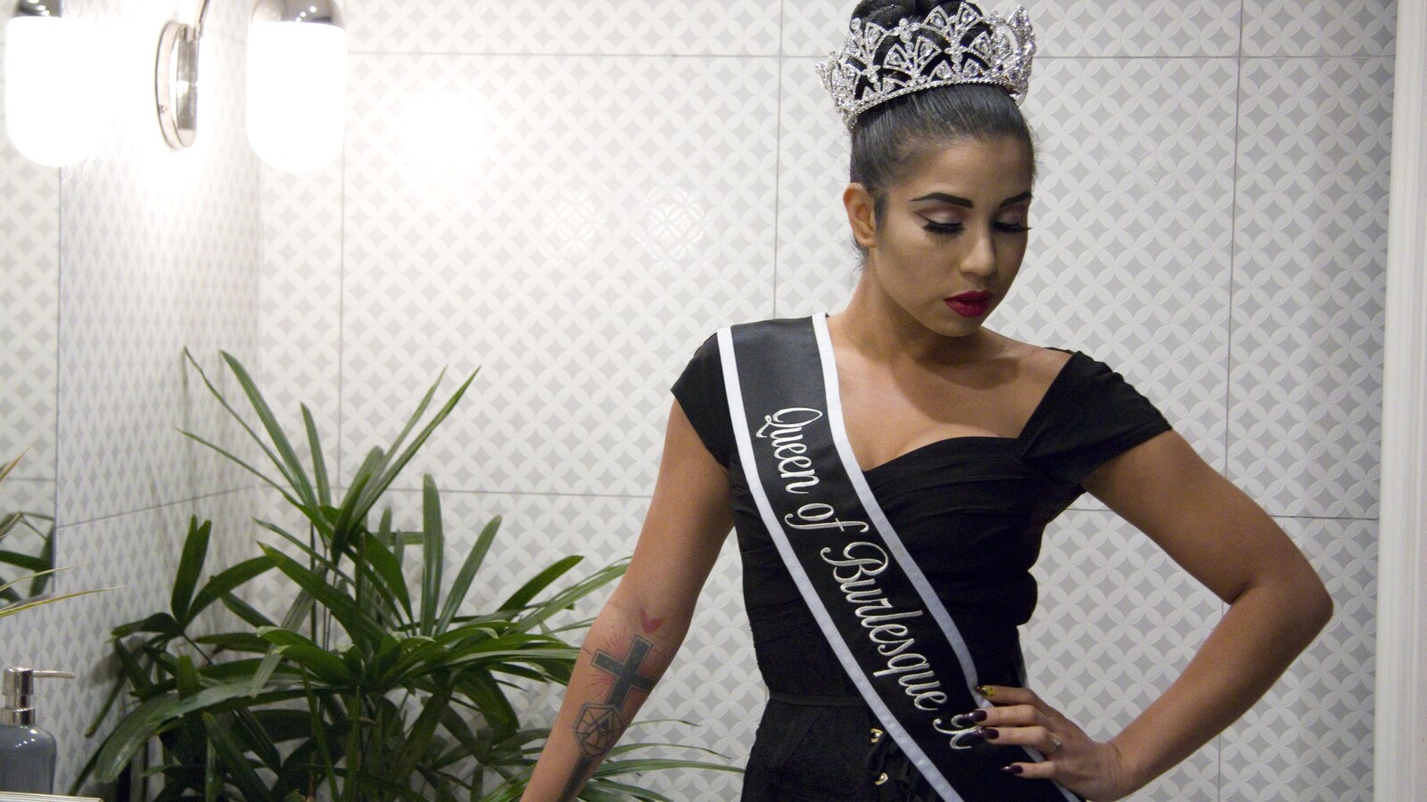 Lauren Jiles, originaire de la communauté mohawk de Kahnawake, pose avec sa couronne de reine du burlesque.