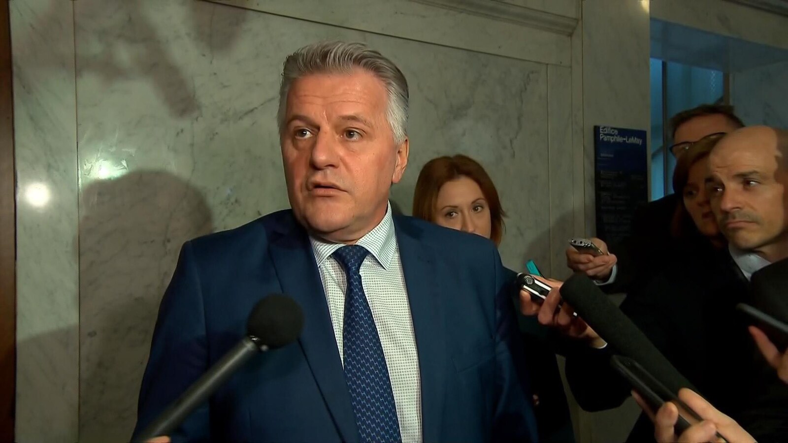 Laurent Lessard en mêlée de presse au parlement.