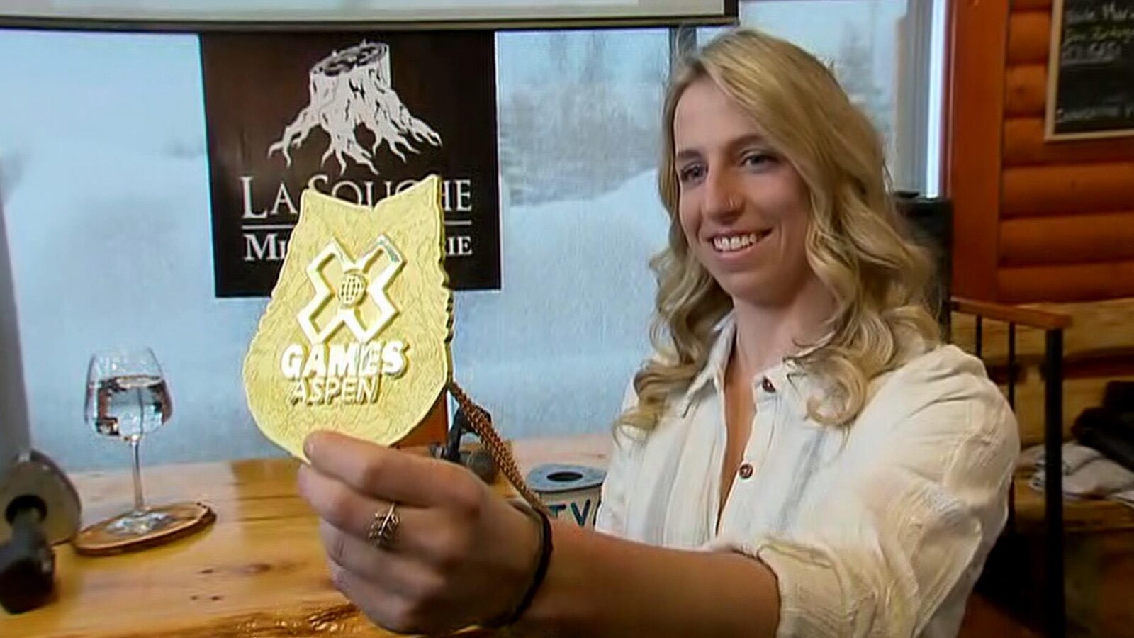 Laurie Blouin pose fièrement avec sa médaille d’or lors d’une conférence de presse dans une brasserie du secteur de Stoneham, à Québec.