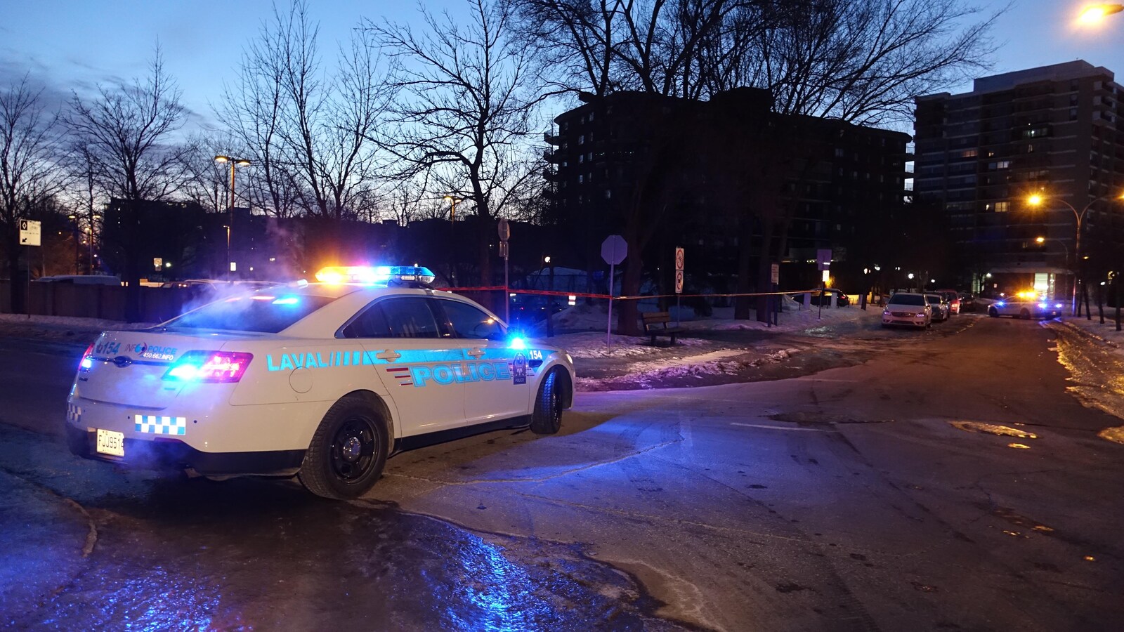 Une voiture de police avec ses gyrophares allumés.