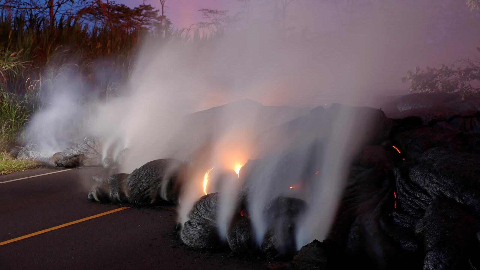 Grande coulée de lave brûlante sur une route