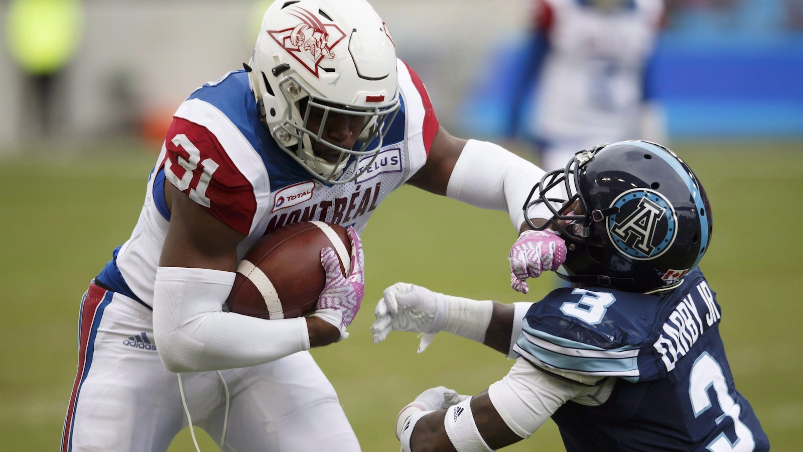 William Stanback des Alouettes bloque Alden Darby des Argonauts lors d'un match de la Ligue canadienne de football en octobre 2018.