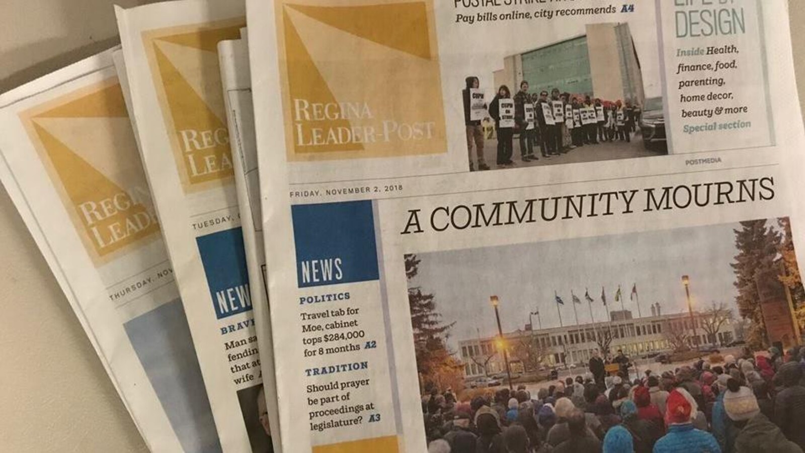 Des copies du journal Leader-Post de Regina en date du 2 novembre 2018.