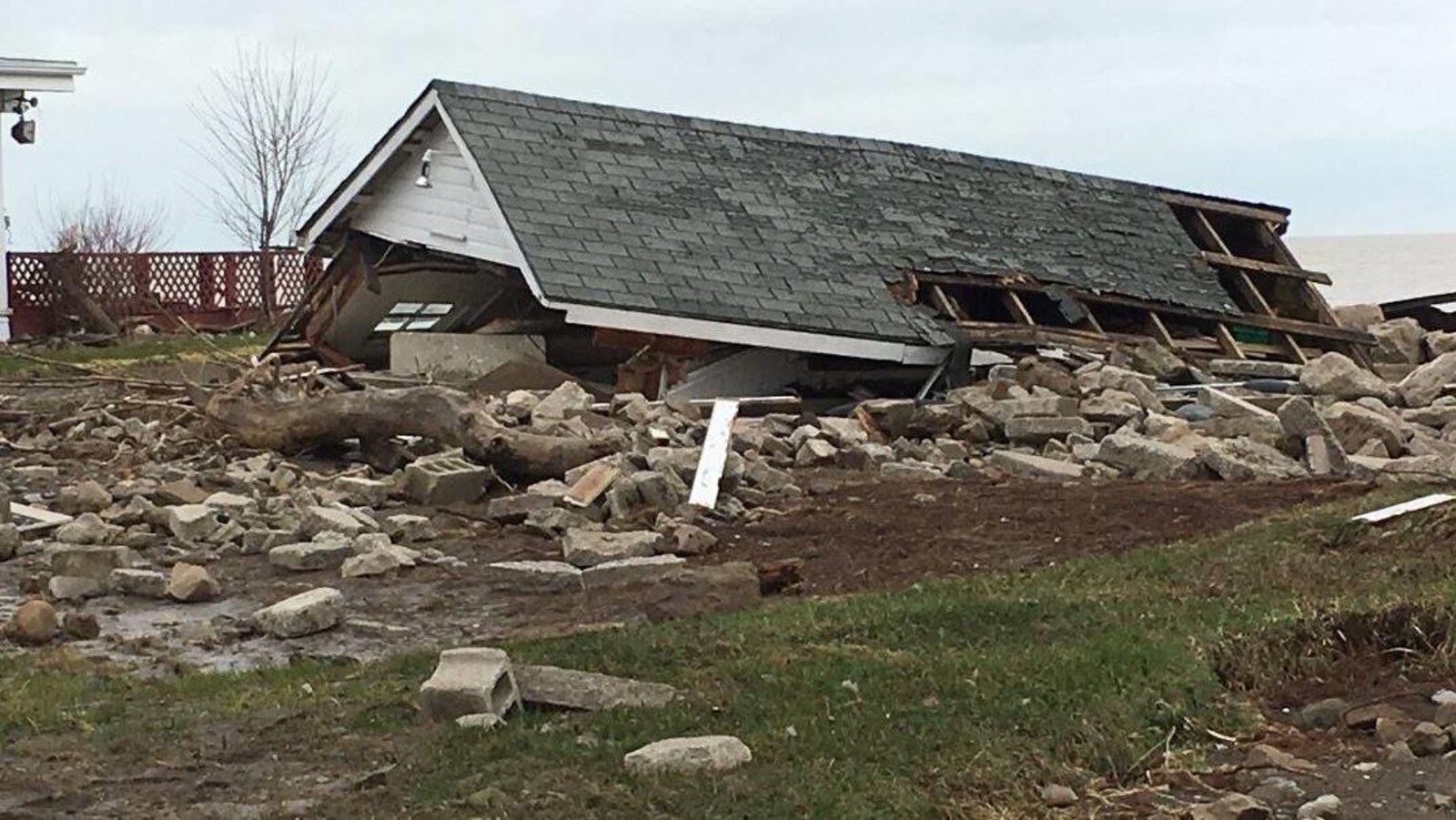 Un garage s'est écroulé en raison des fortes vagues qui se sont abattues sur la rive.