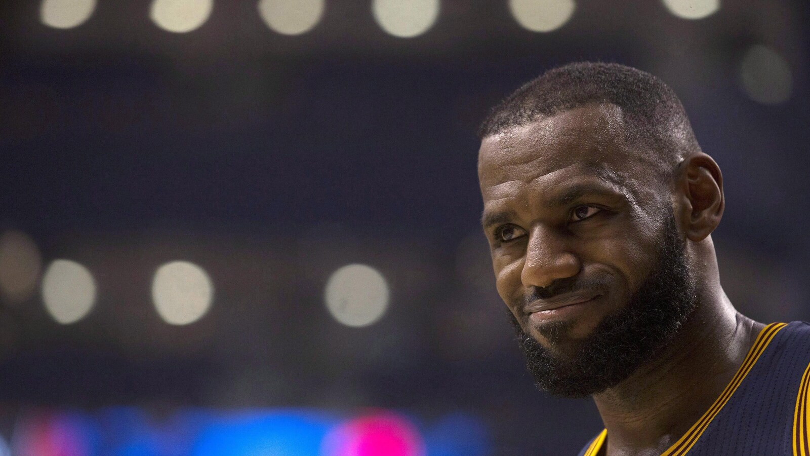 Photo de LeBron James qui sourit.