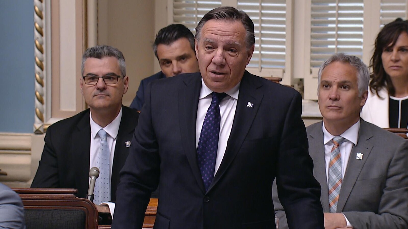 François Legault, debout, répondant aux questions de l'opposition.