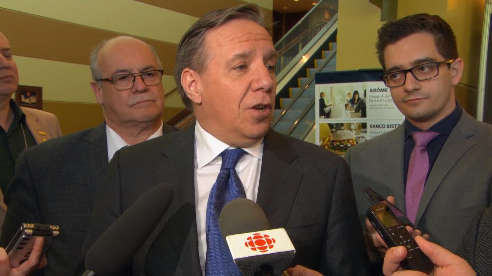 Le chef de la CAQ, François Legault, lors d'une mêlée de presse jeudi à Gatineau.