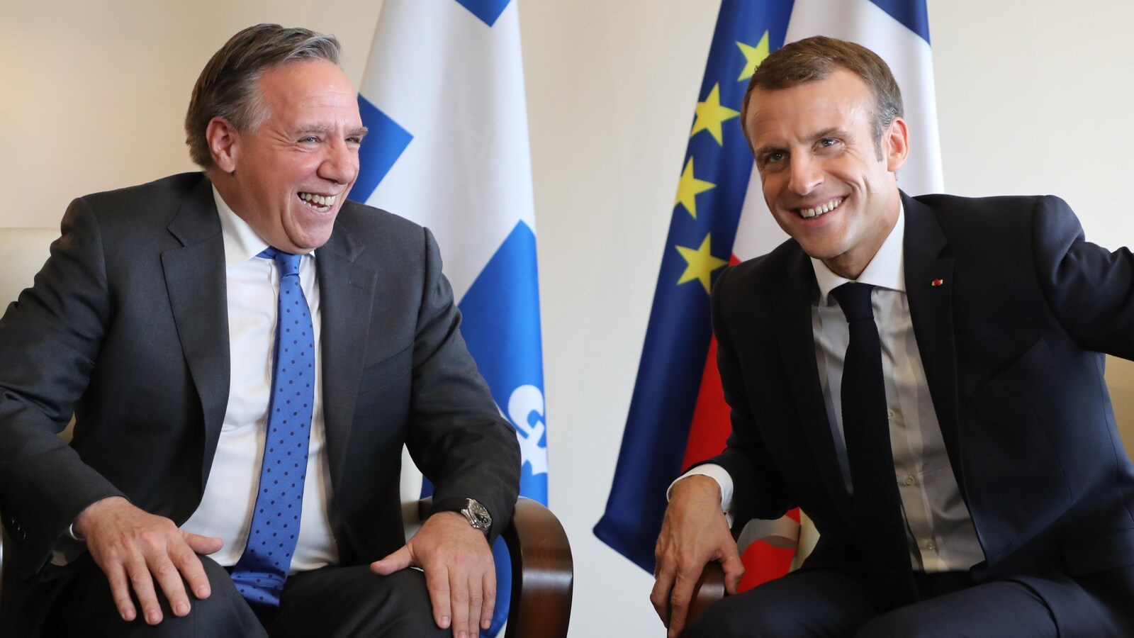 François Legault et Emmanuel Macron assis dans un fauteuil