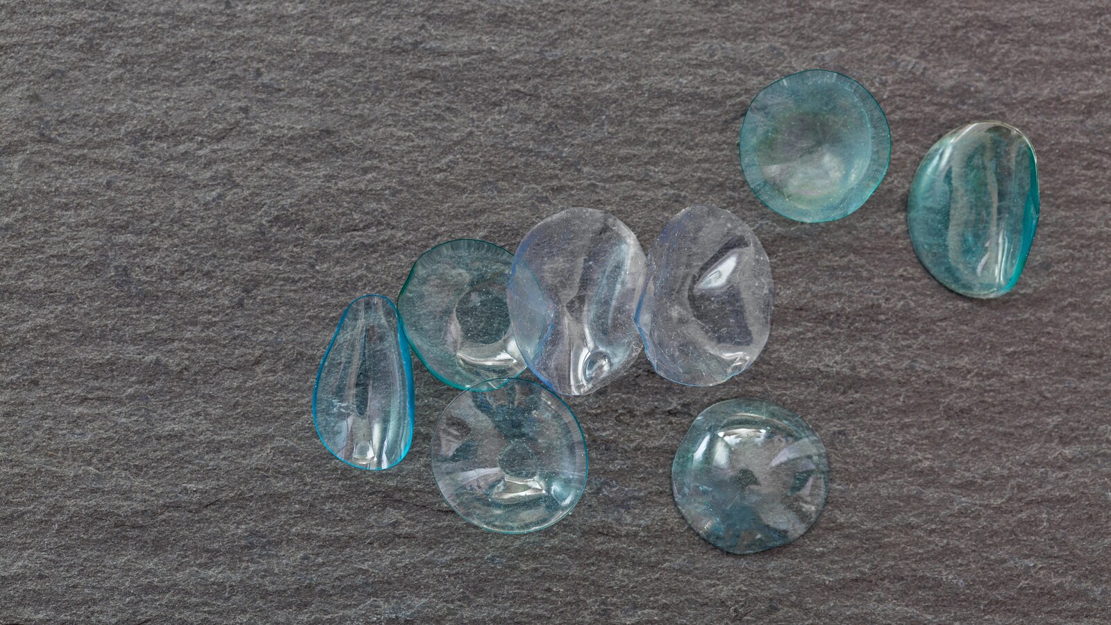 Les lentilles jetables contribueraient à la pollution plastique des cours d'eau.