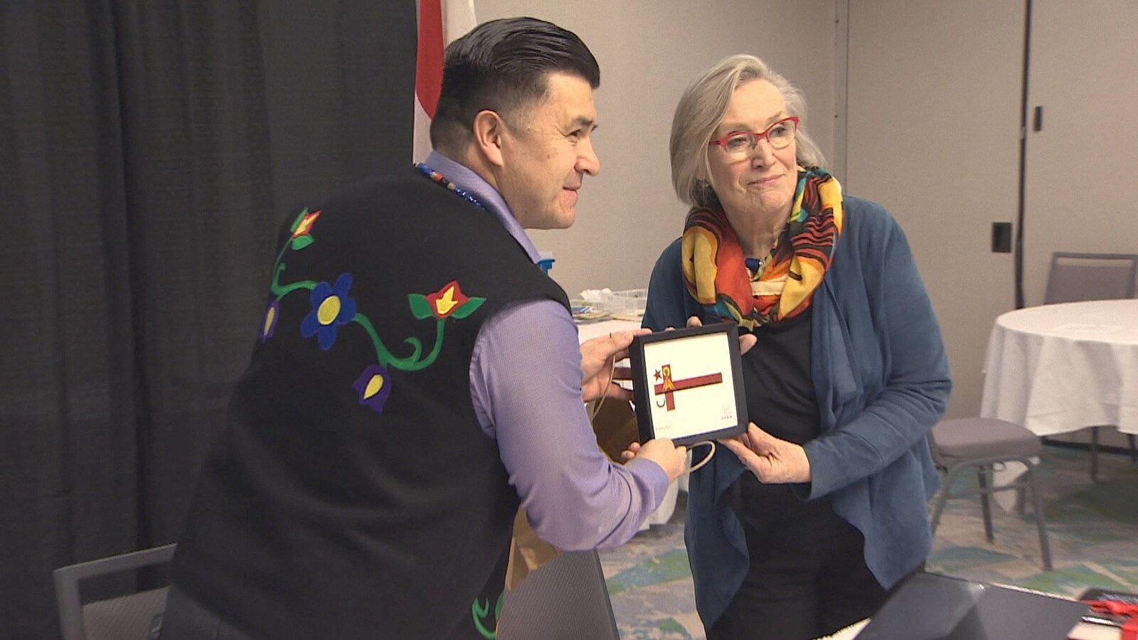 Le chef Leroy Denny et la ministre Carolyn Bennett échangent des cadeaux lors de l'annonce de la signature d'une entente sur l'éducation le 14 mars 2019 en Nouvelle-Écosse.