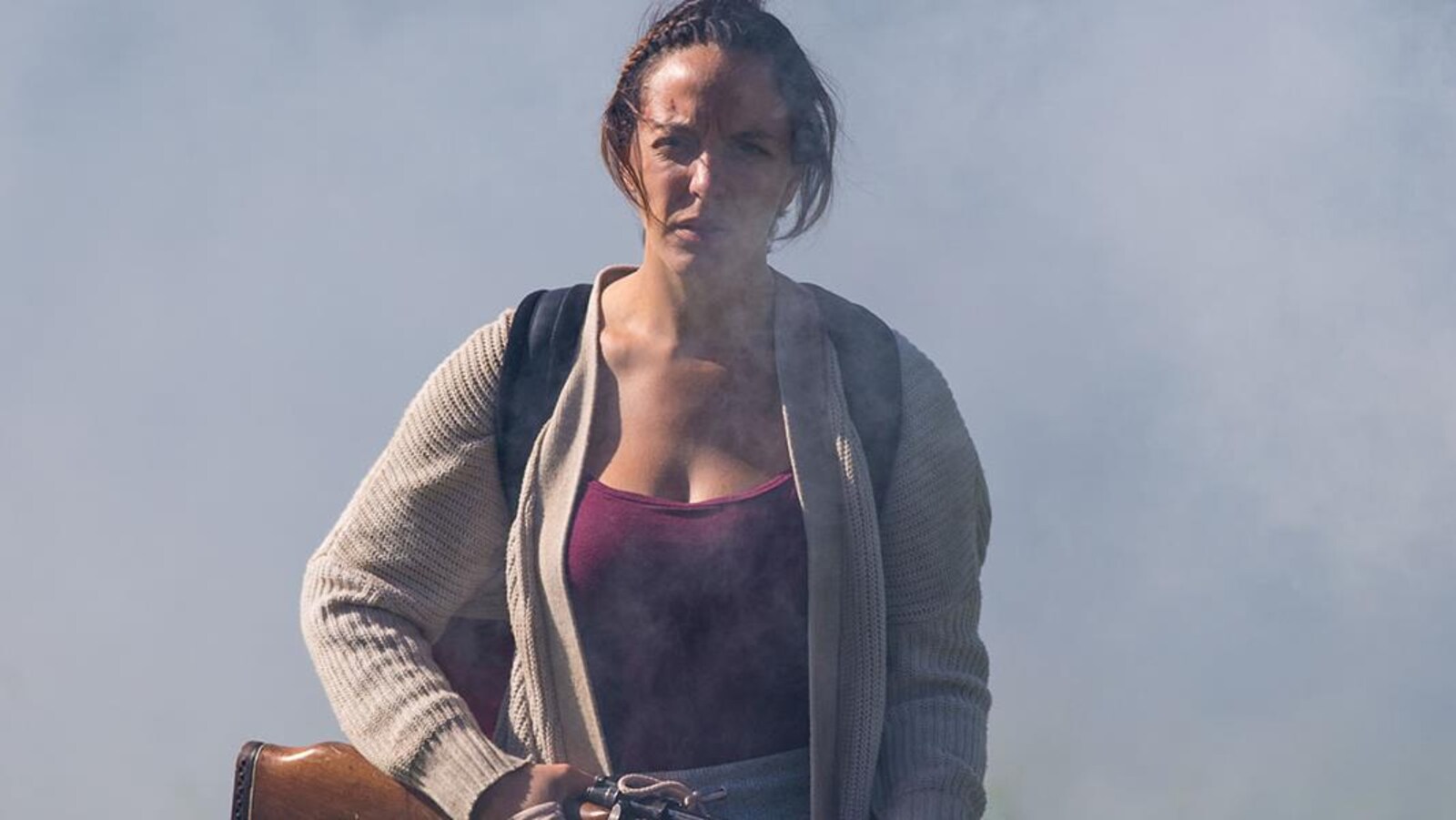 L'actrice avec un fusil dans les mains