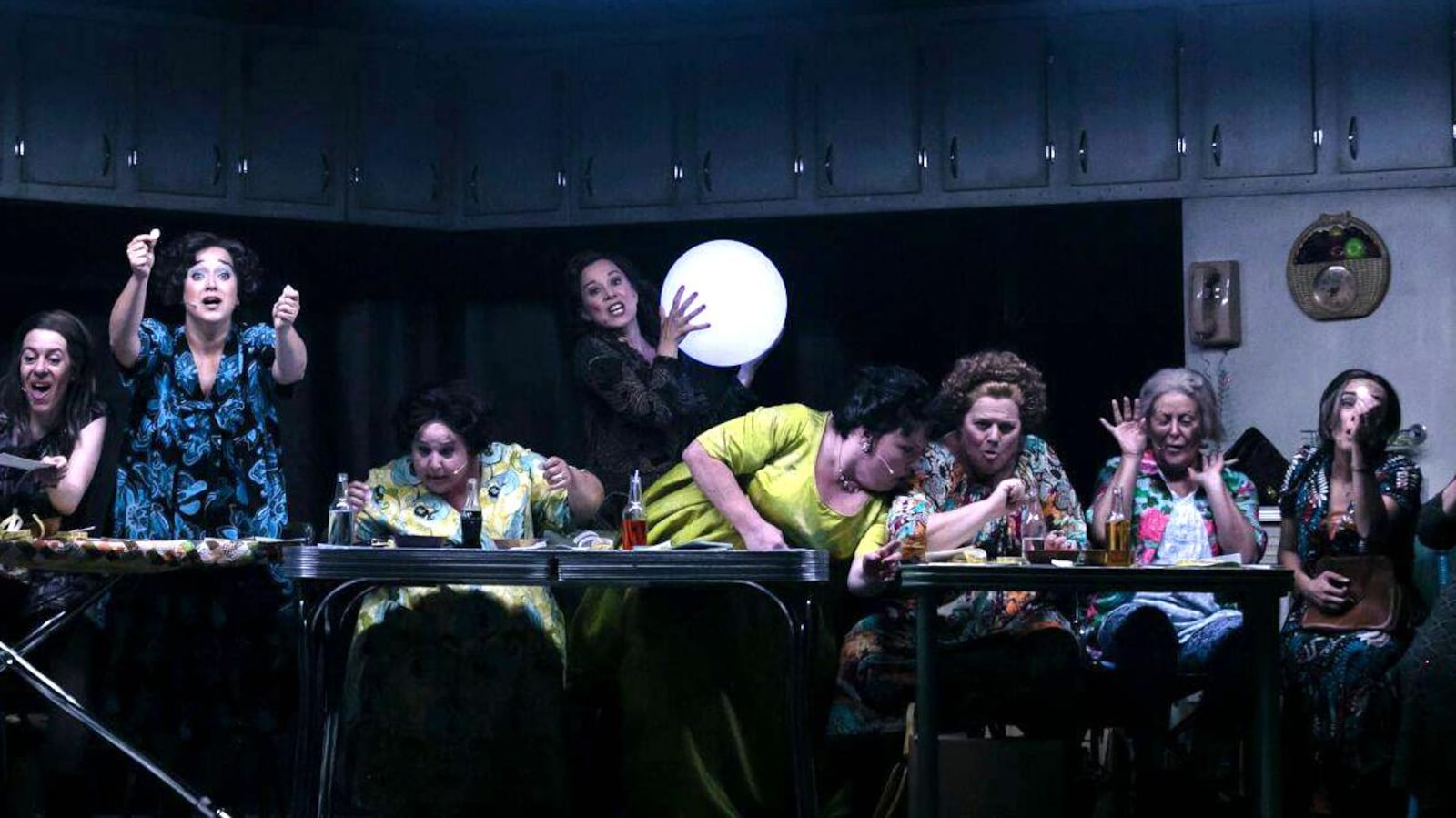 Plusieurs femmes sont assises devant une table et boivent.